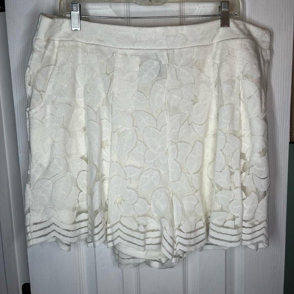 NWOT torrid Ivory Floral Lace Short Pleated w Pockets size 2X (18-20) - Picture 8 of 8